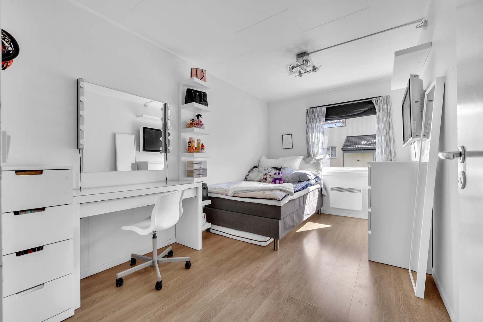 Soverommene fremstår lys og innbydende, med en praktisk størrelse som passer godt til både barnerom, gjesterom eller hjemmekontor. Galleribilde