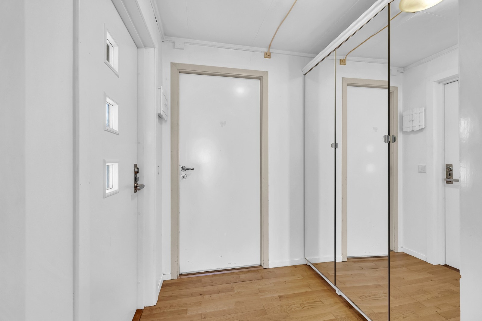 Entréen har god lagringskapasitet med et stort garderobeskap og en praktisk bod rett ved inngangspartiet. Galleribilde
