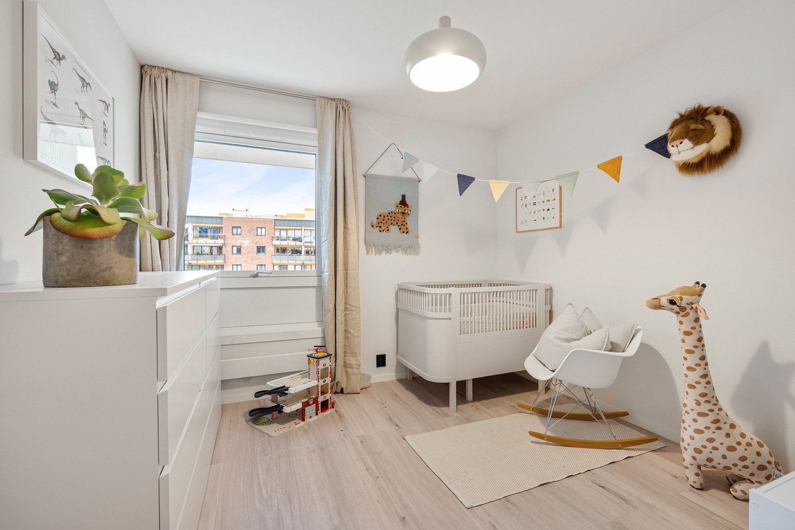 Her er det plass til å ha venner på besøk, lekeoppbevaring samt seng og skrivebord. Galleribilde