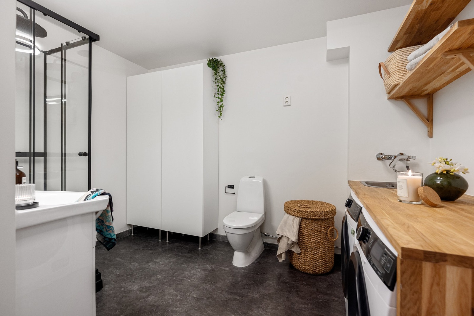 Her er det meget god plass og godt med oppbevaringsplass, samt opplegg for vaskemaskin og tørketrommel. Galleribilde