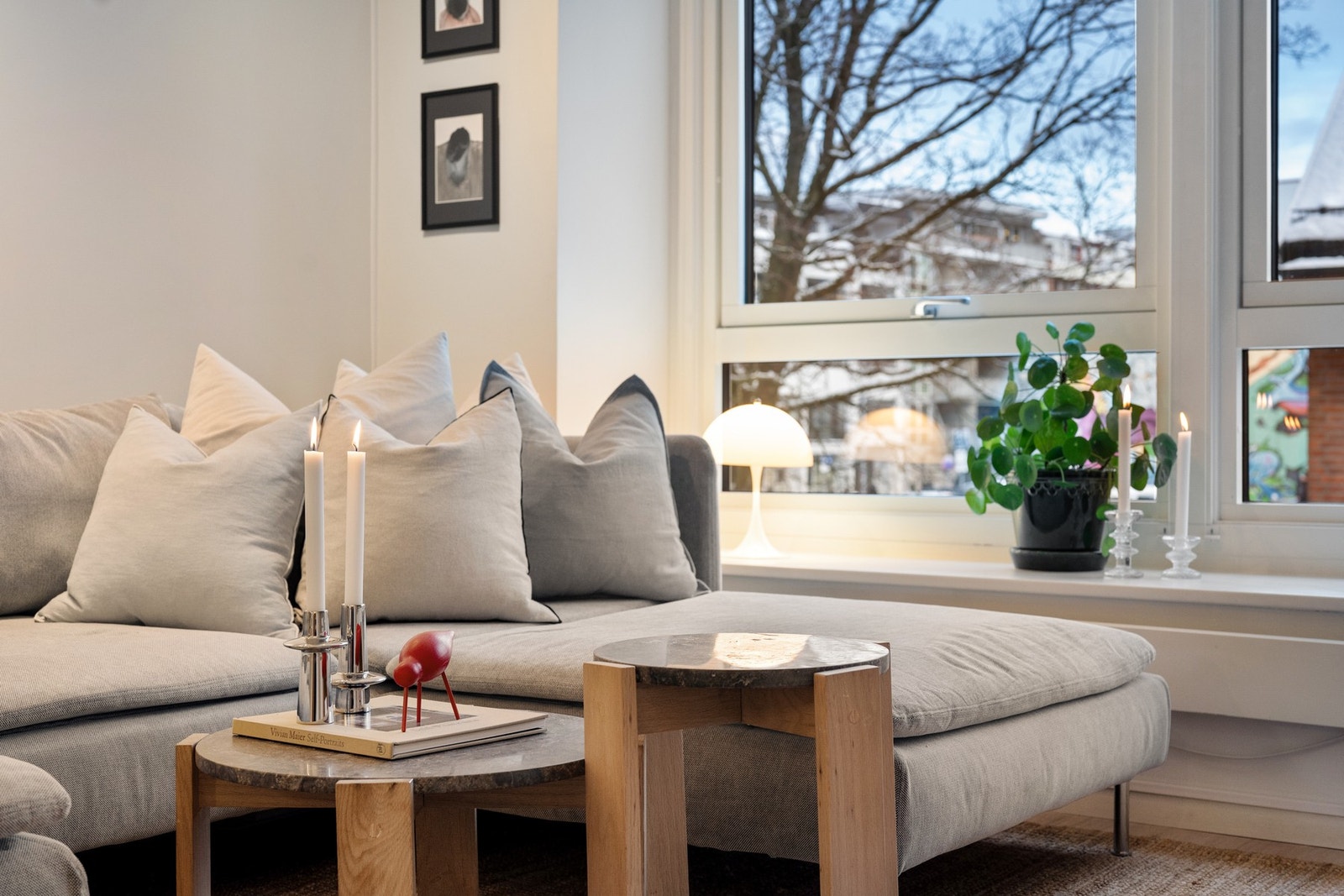De store vinduene gir leiligheten veldig mye naturlig lys. De nye vinduene fra 2019 gir også god støydemping fra veien. Galleribilde