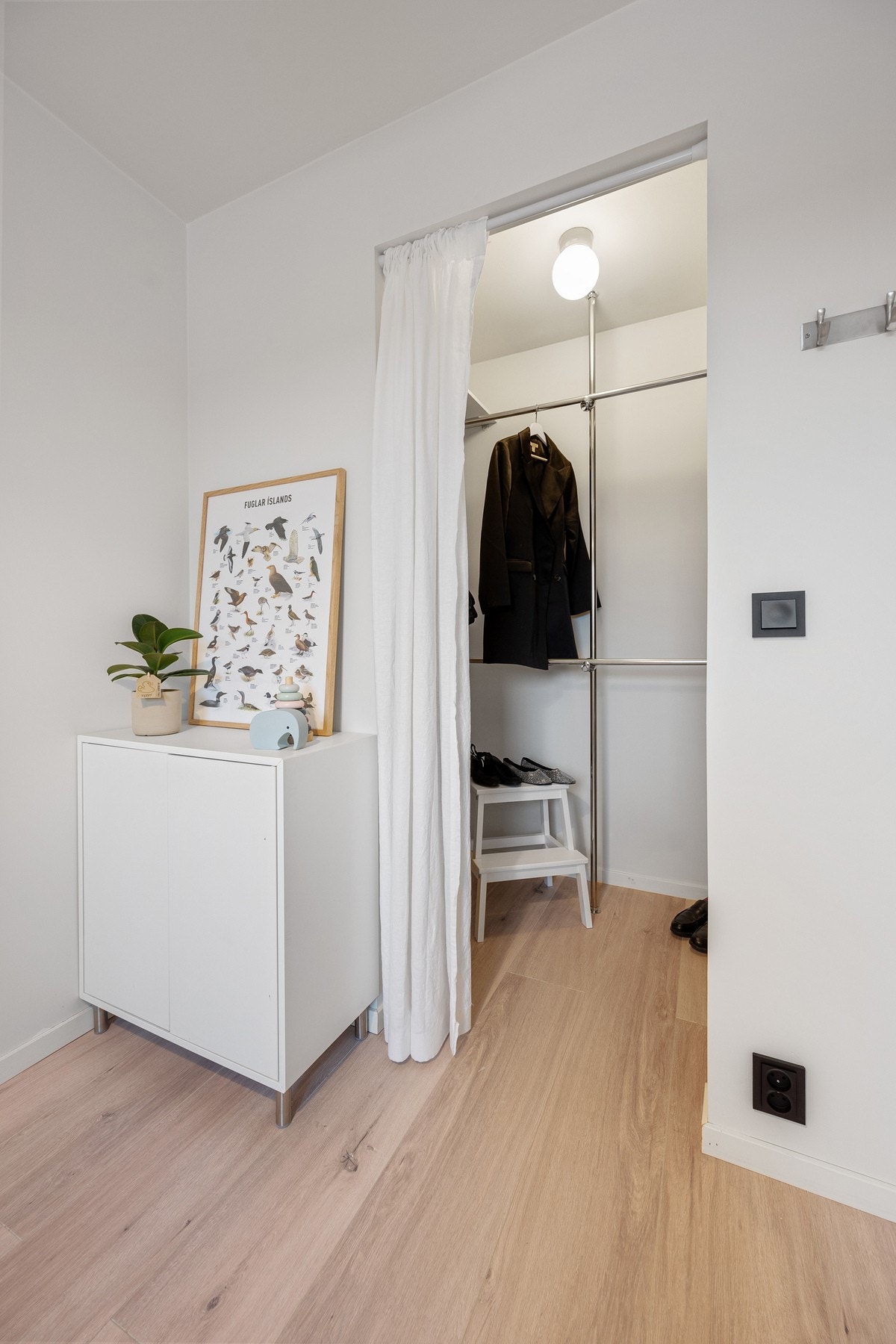 Det ene soverommet har adkomst til et walk-in closet med meget god oppbevaringsplass for klær og utstyr. Galleribilde