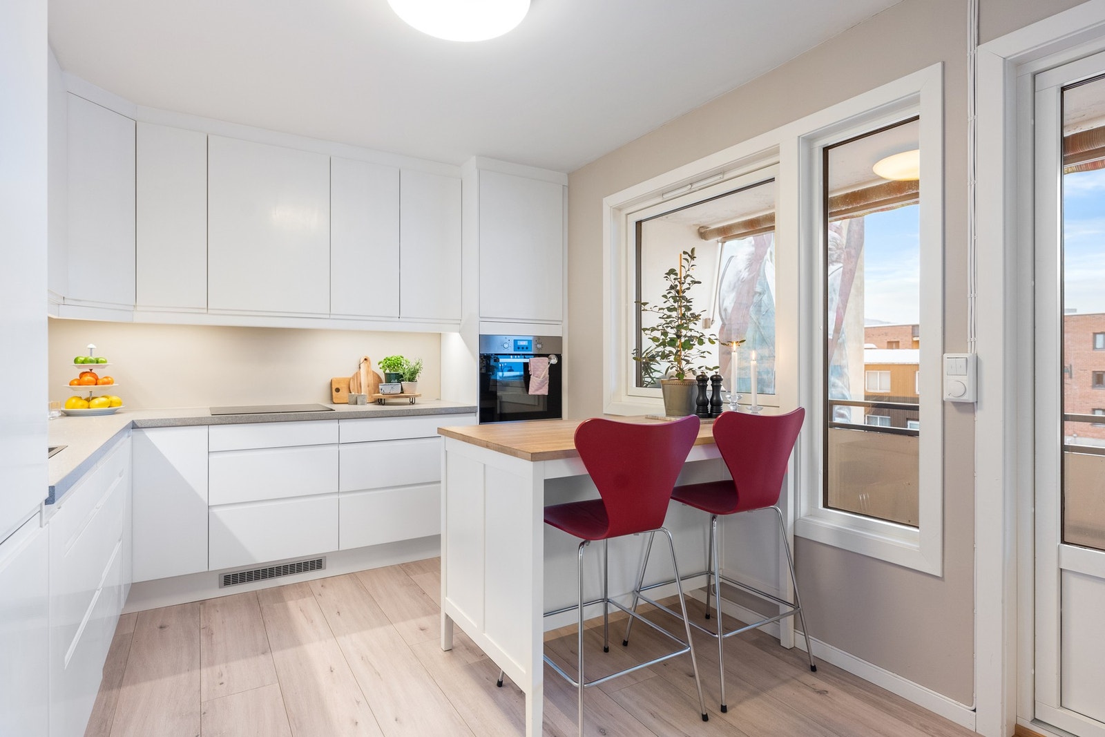 Kjøkkenet er meg et pent og har moderne innredning med takhøye skap, godt med oppbevaringsplass og integrerte hvitevarer. Galleribilde