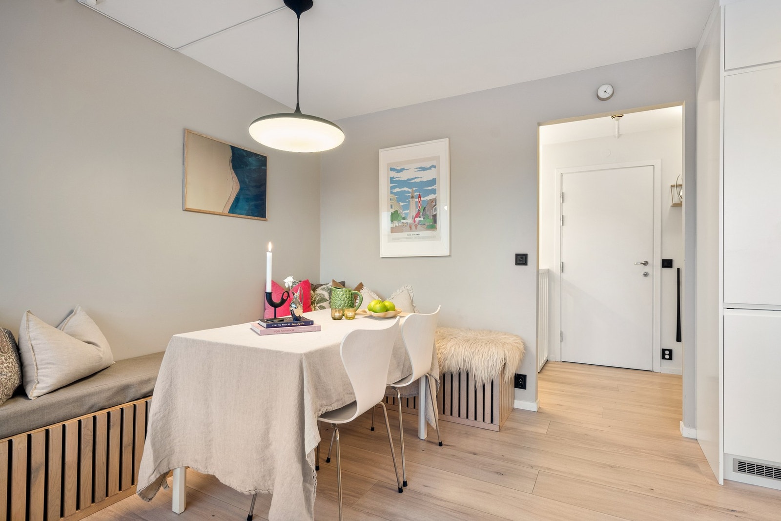 Her er det plass til både familie og venner rundt bordet. Galleribilde