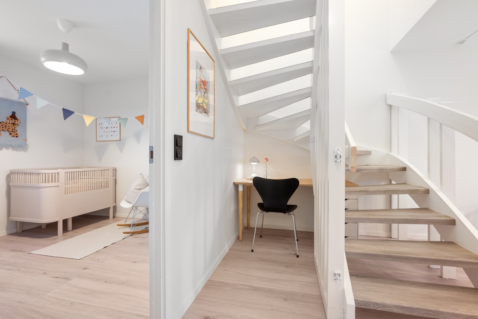 Leiligheten har en veldig god plassutnyttelse og smarte løsninger. Under trappen er det plass til en god hjemmekontorløsning. Galleribilde