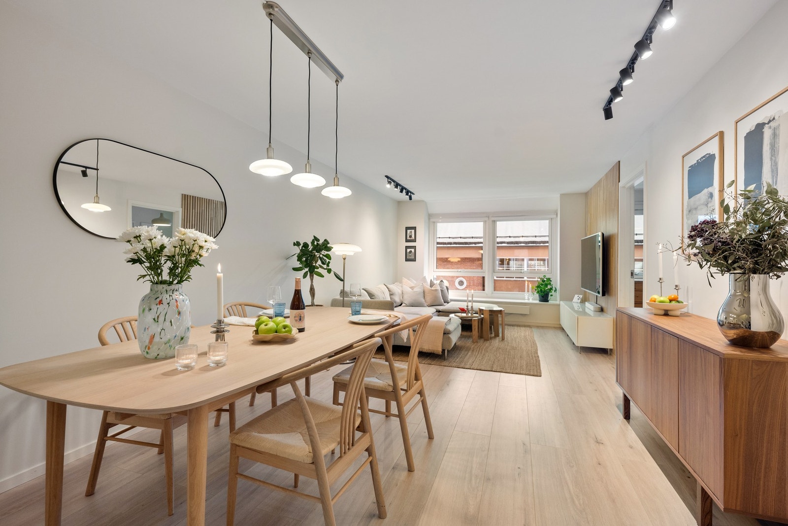 Stuen er av god størrelse med naturlige soner for sofagruppe og spisestue. Galleribilde