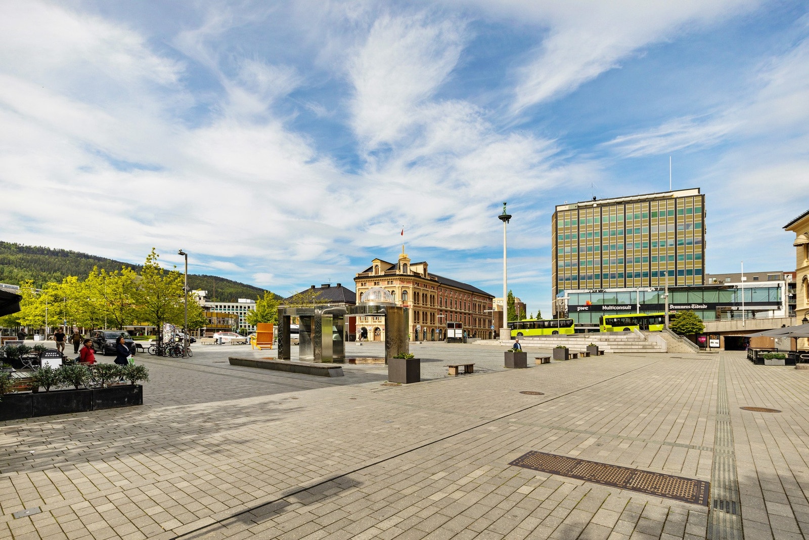 Rett rundt hjørnet finner du Strømsø Torg. Her er det kafe, restauranter mm. Galleribilde