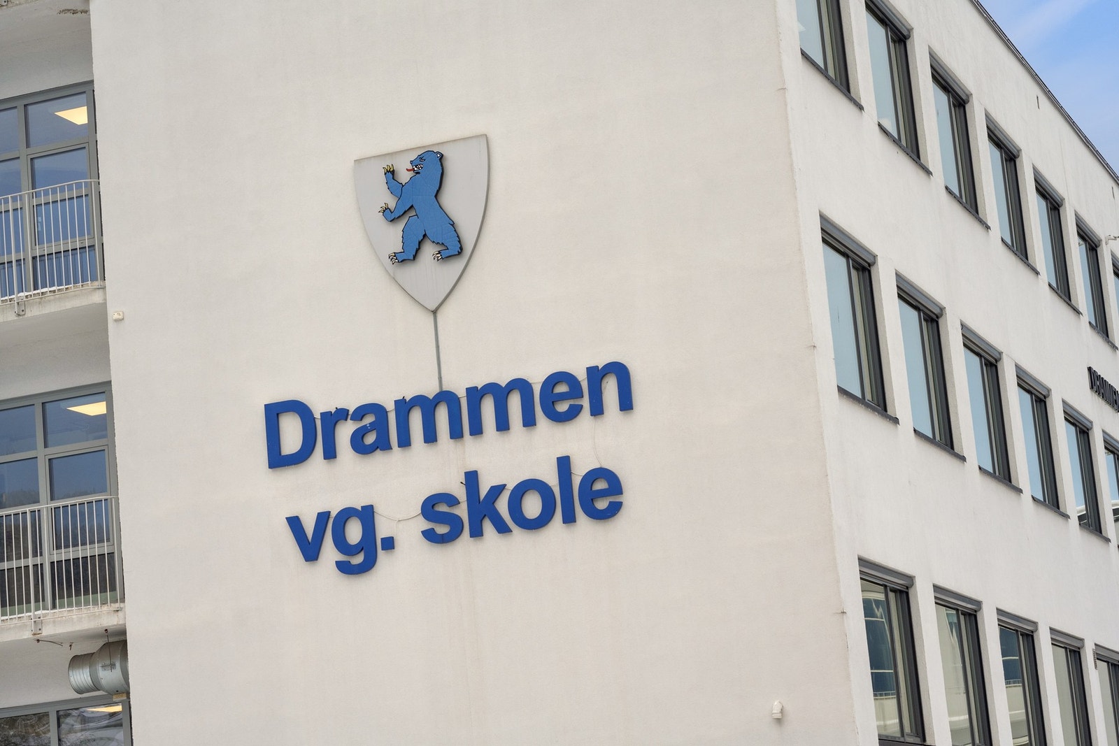 Drammen vidregående skole ligger 1 km unna. Dette ligger med kort gangavstand fra boligen. Galleribilde