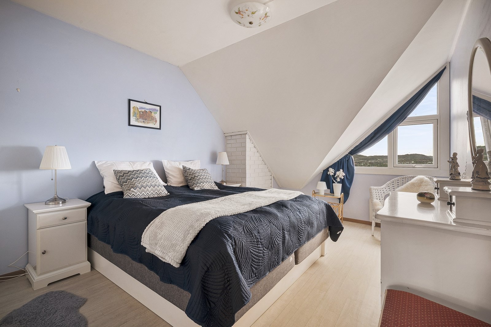 Hovedsoverom på ca 13 m² med god plass til både dobbeltseng, garderobe og eventuelt skrivebord. I tillegg har man en nydelig utsikt. Galleribilde