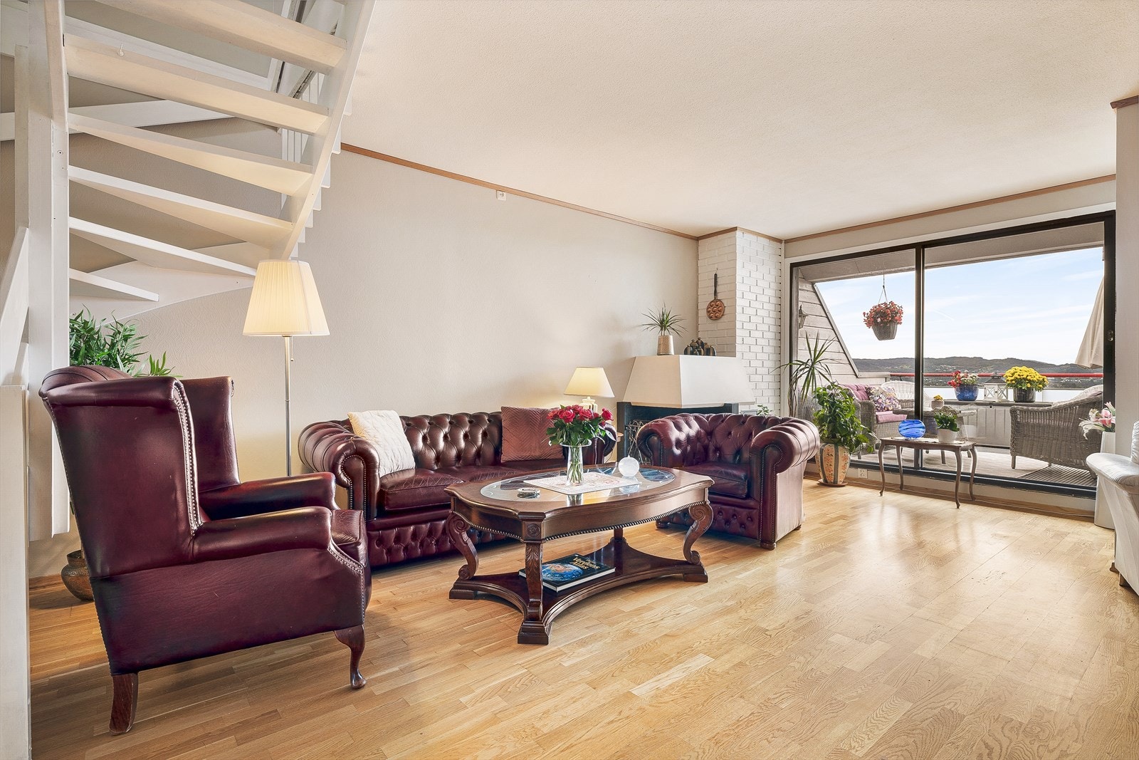 Stuen er lys og åpen, med store vindusflater og god plass til både sofagruppe og spisegruppe. En vedovn gir både varme og kos på kjølige dager. Herfra er det direkte utgang til en solrik og romslig sørvendt balkong - perfekt for late sommerdager. Galleribilde
