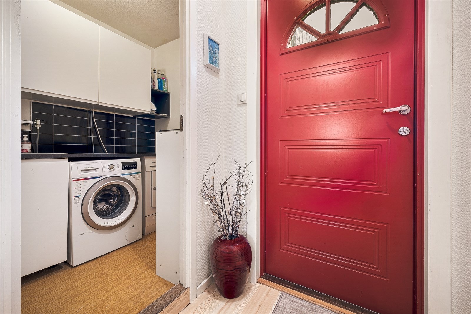 I entreen møtes du av et romslig inngangsparti med rikelig plass til yttertøy og sko. Her er også inngang til eget vaskerom med opplegg for vaskemaskin, samt god plass til lagring. Galleribilde
