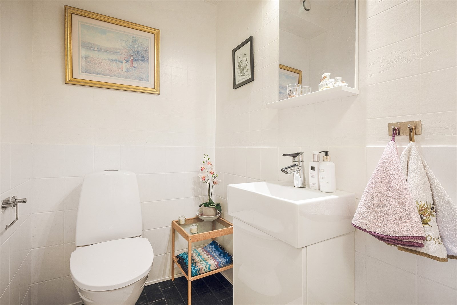 Fra gangen har man tilkomst til et separat WC-rom som er meget praktisk dersom man for eksempel har gjester. Galleribilde