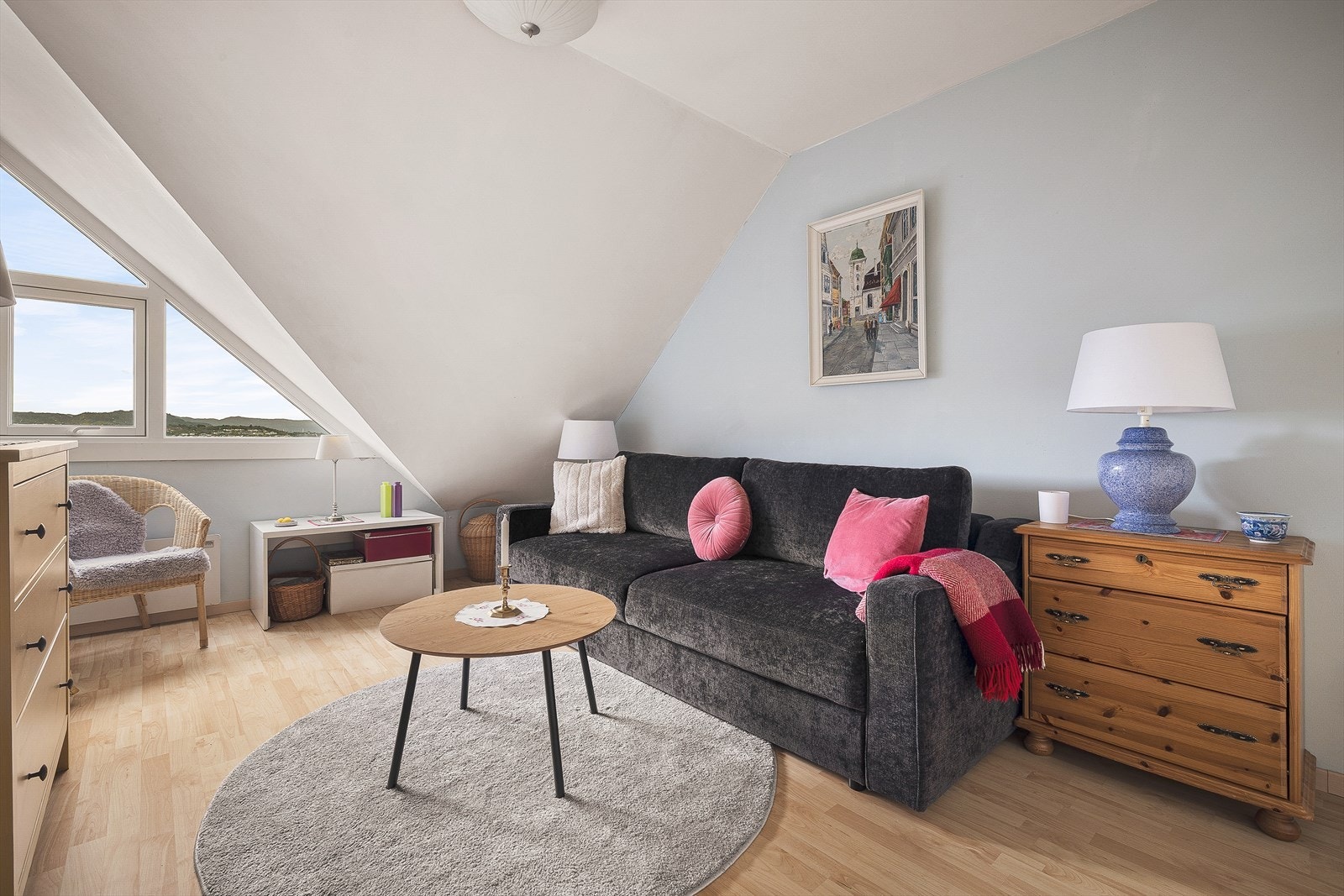 Det andre soverommet er også på ca 13 m² med god plass til dobbeltseng, garderobe og eventuelt skrivebord. Galleribilde
