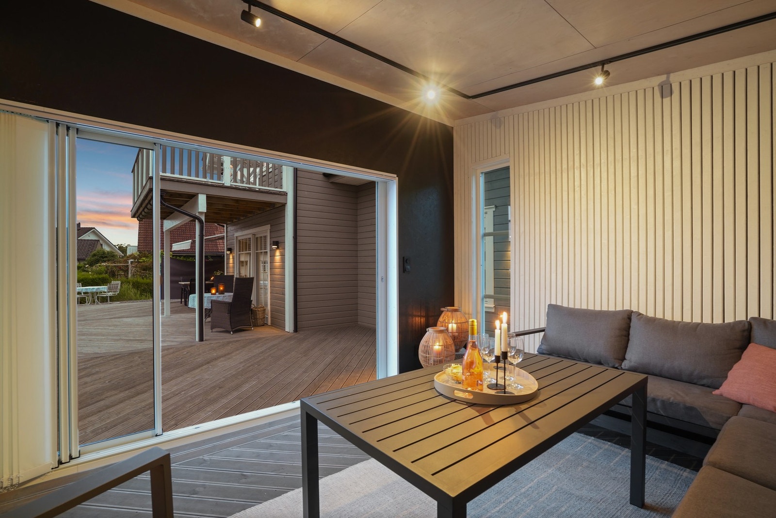 Den koselige hagestuen gløder i kveldslyset - et fredelig fristed i eget hjem. Galleribilde