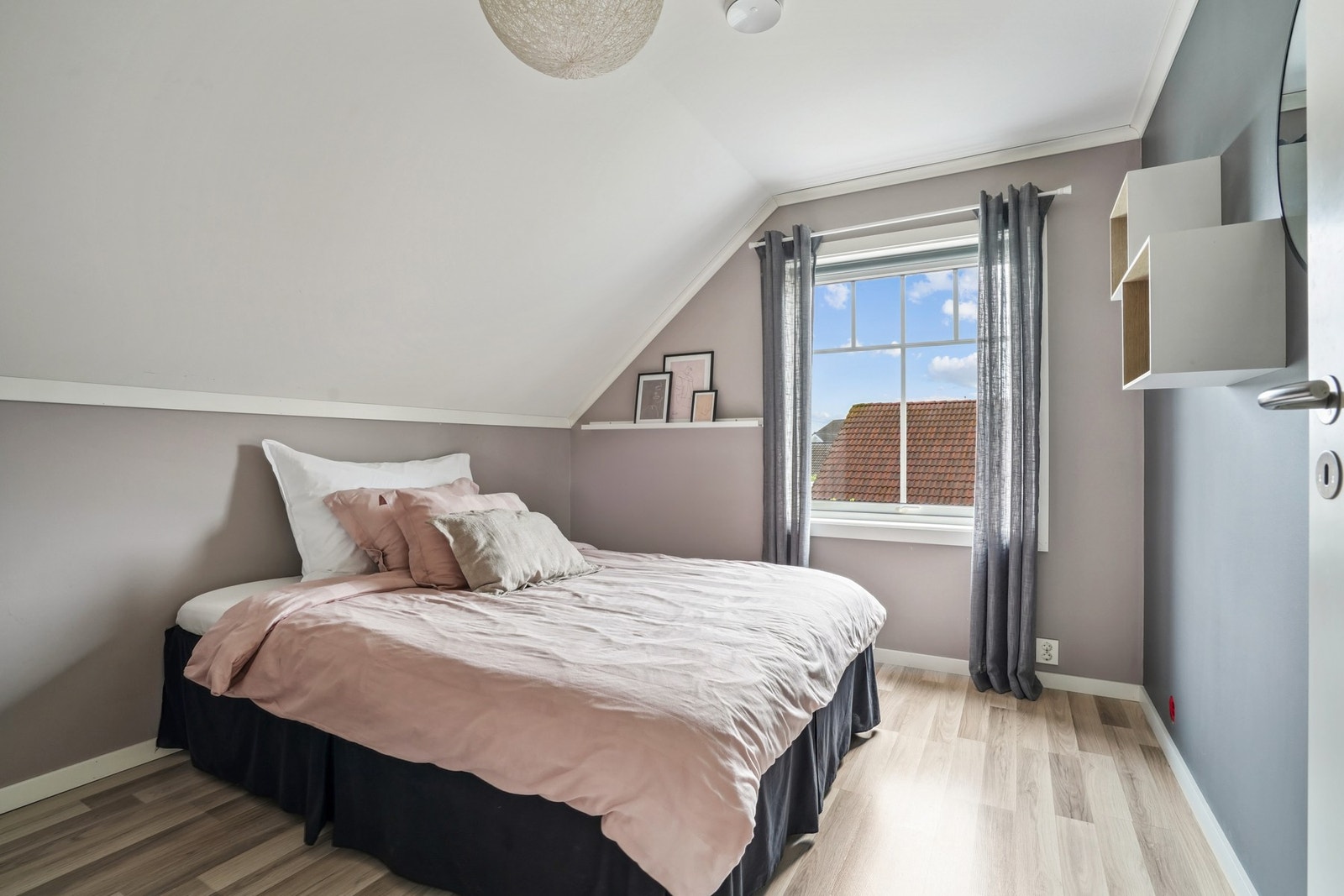 Soverom nr. 2 har en behagelig og moderne fargetone på vegger. Galleribilde