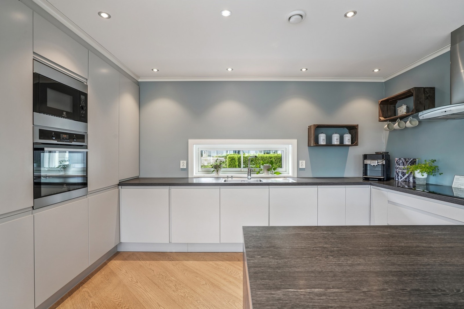 Det er godt med skap- og skuffeplass, og kjøkkenøyen fungerer som en ekstra forlengelse av arbeidsflatene. Galleribilde