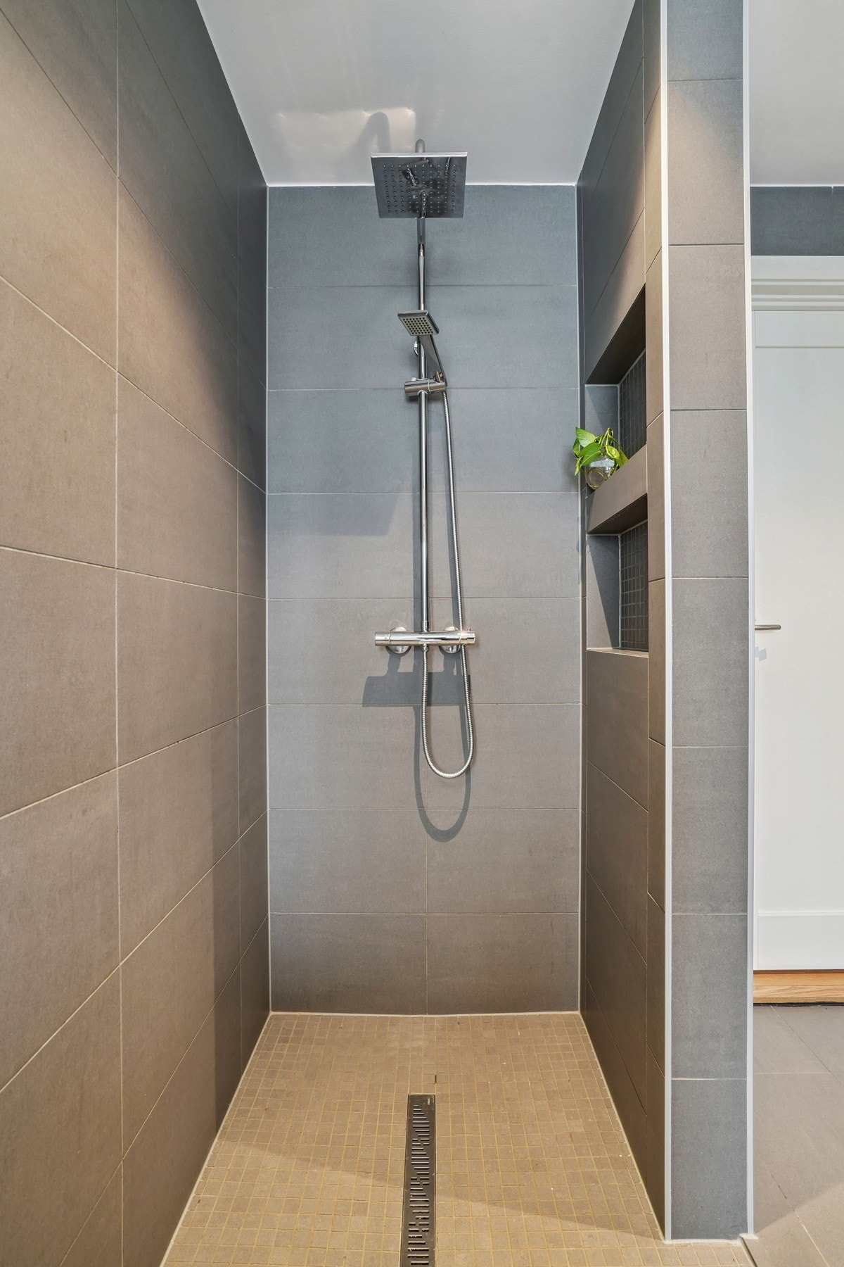 Lekkert utformet dusjnisje med regnfallsdusj - for en ekstra behagelig og avslappende dusjopplevelse. Galleribilde