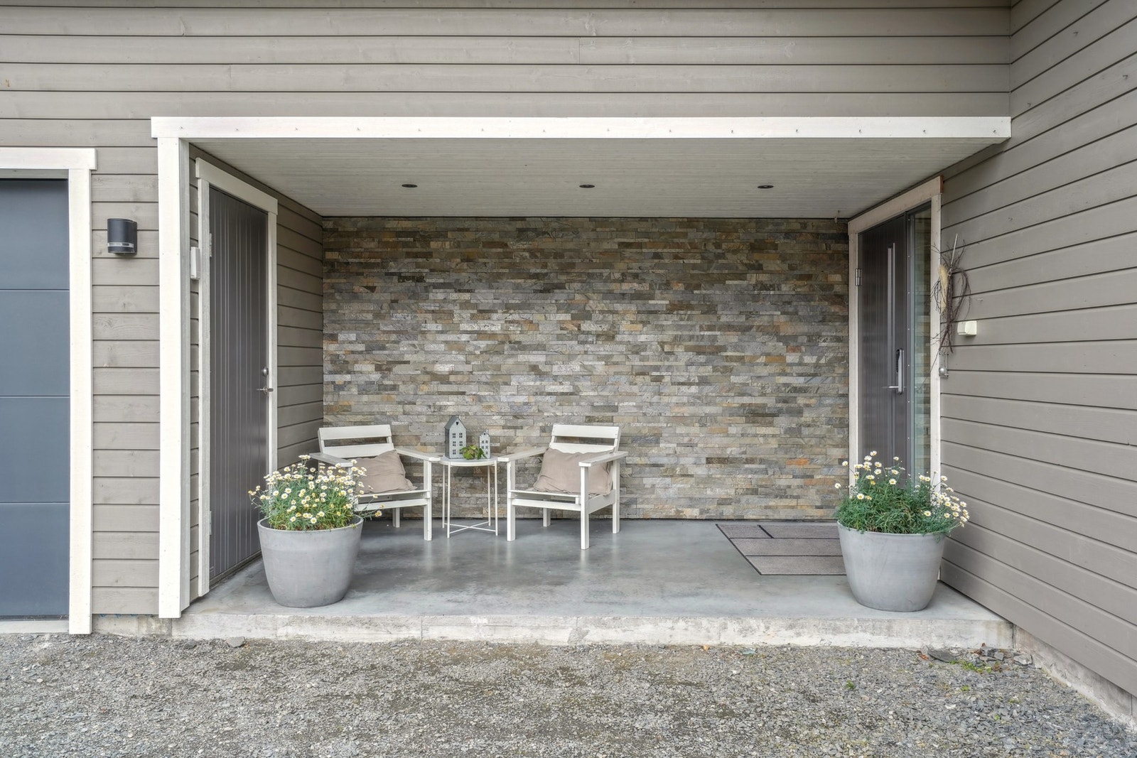 Praktisk overbygd inngangsparti hvor kveldssolen kan nytes til ca. 22.00 om sommeren. Galleribilde