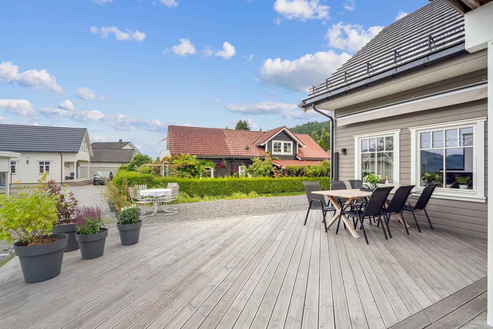 Med lune sittegrupper i flere soner er dette en terrasse laget for gode stunder fra morgen til kveld. Galleribilde