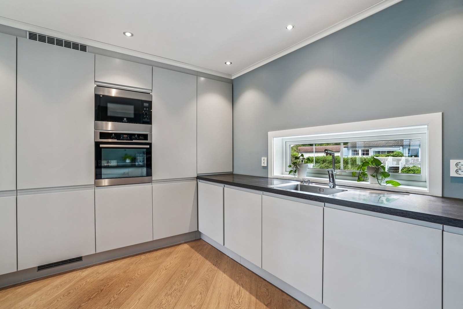 Integrert stekeovn og micro fra Electrolux er plassert i en praktisk arbeidshøyde, og kjøleskapet finner man like ved. Galleribilde