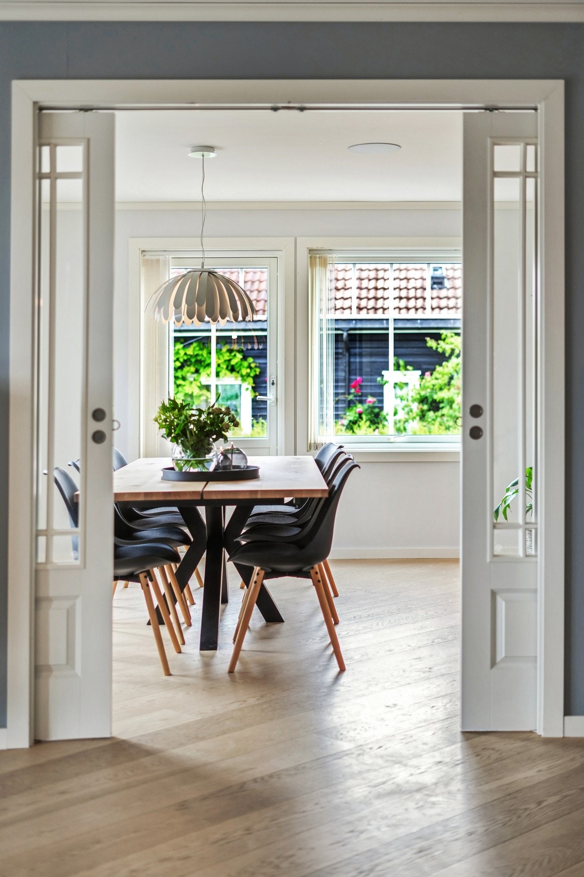 Spiseplassen ligger i naturlig forlengelse av stuen, med dobbeltdører som skaper en sømløs overgang og gir rommet en eksklusiv følelse. Galleribilde