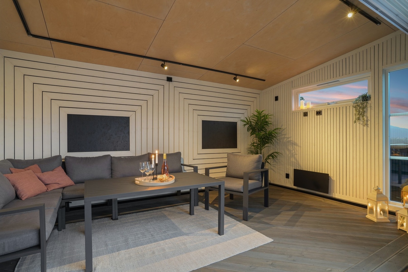 Et lunt og skjermet uterom der stemningen virkelig får spille hovedrollen. Galleribilde