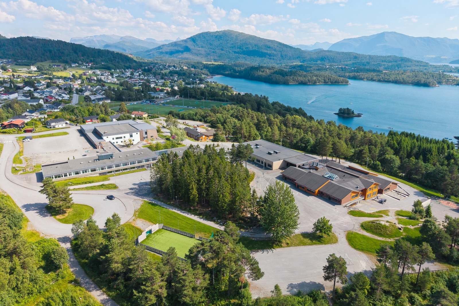 Fra eiendommen er det kort avstand til Gomerhuset, skole, barnehager og fotballbaner. Galleribilde