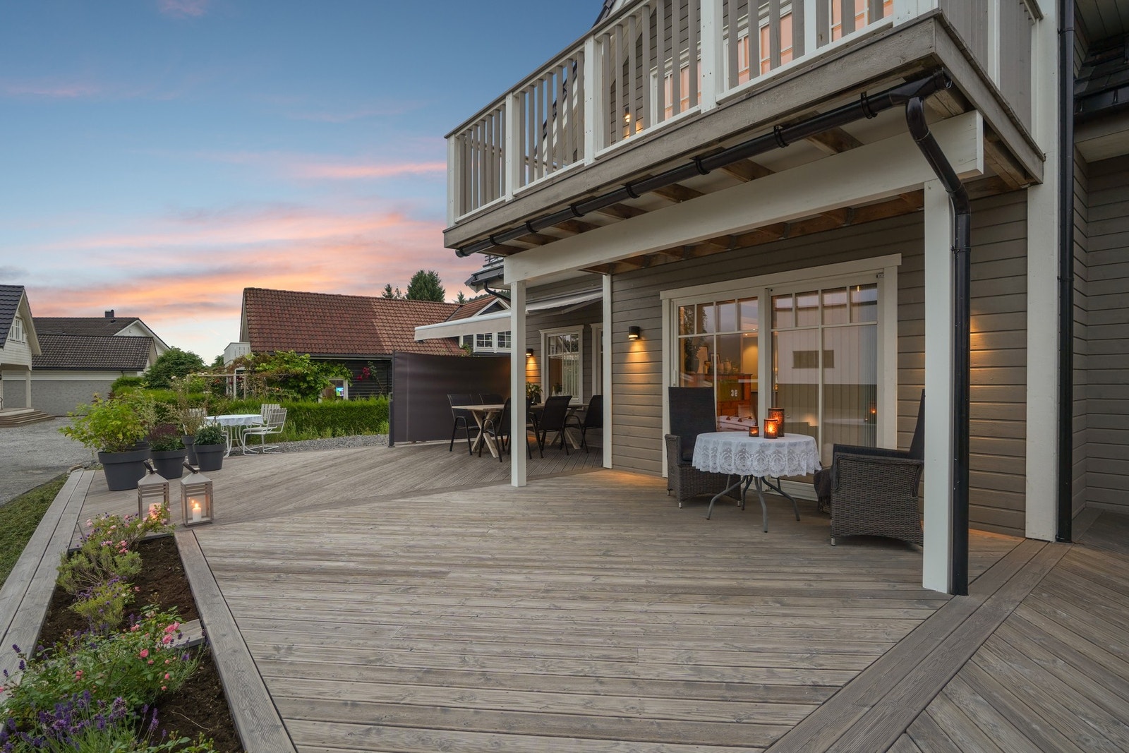 Flotte uteområder på store terrasser med lett tilkomst fra stue og kjøkken. Solen er på eiendommen fra tidlig til seint. Galleribilde