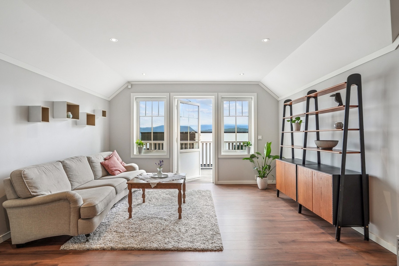 Loftstuen er et trivelig rom - her kan du enkelt innrede med komfortable sitteplasser, lesehjørne eller kanskje en liten arbeidsplass. Evt. også mulig med et ekstra soverom. Galleribilde