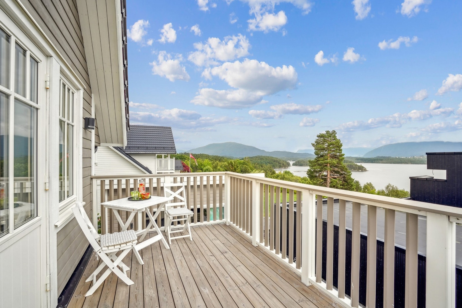 Fra loftstuen er det utgang til en sydvendt veranda på hele 9 kvm, hvor du kan nyte solen, utsikten og lufte sengetøyet. Galleribilde