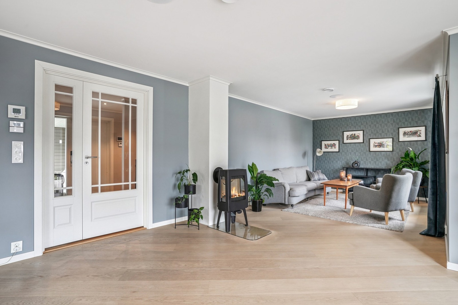 Huset er utstyrt med vannbåren varme, som gir en jevn og behagelig temperatur hele året, peisovnen gir hygge og ekstra varme etter ønske. Galleribilde