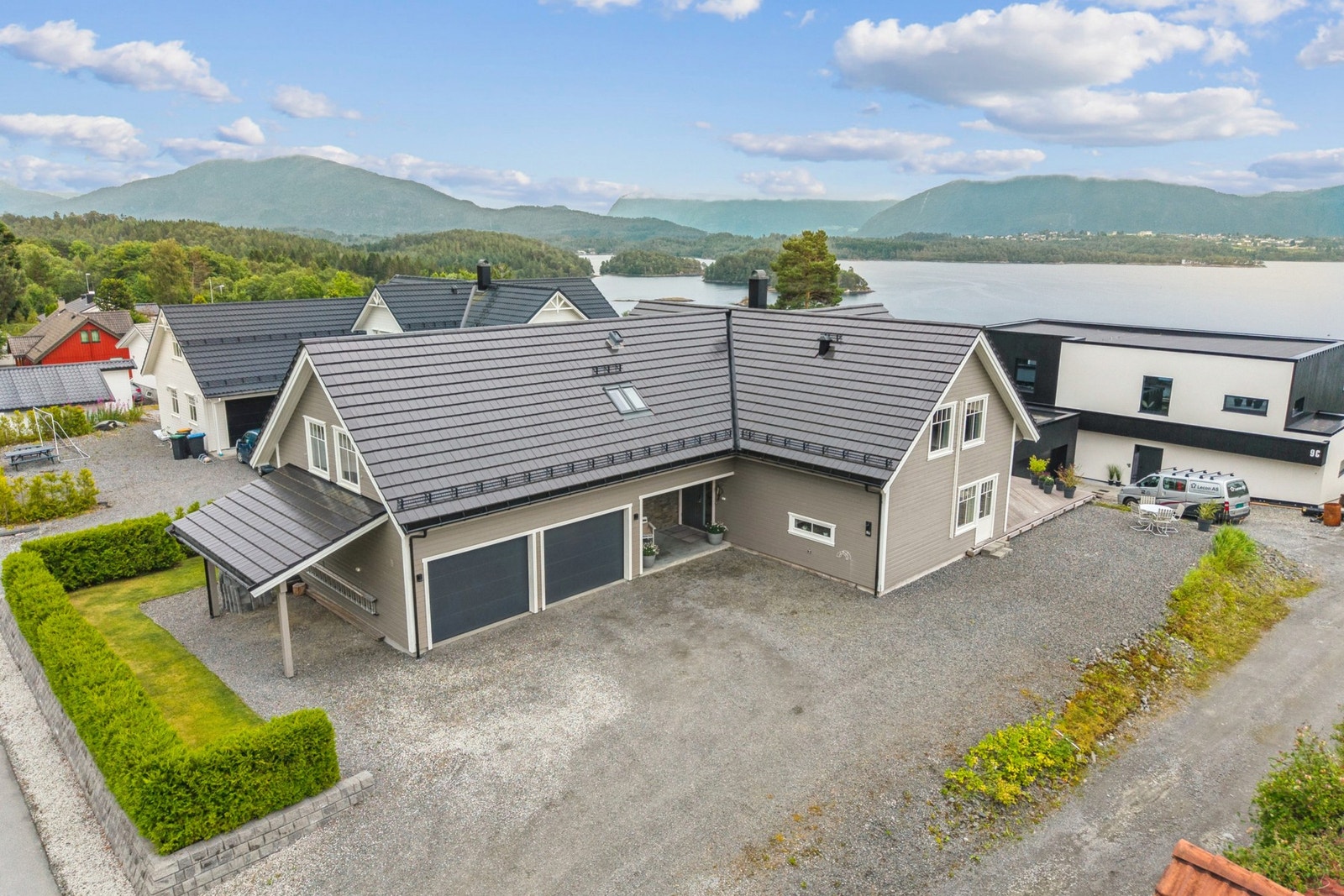 Det er også rikelig med parkeringsmulighet på den store gårdsplassen. Galleribilde