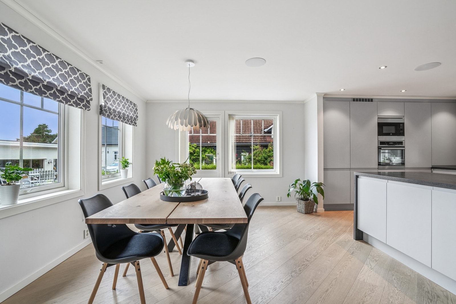 Det passer utmerket å møblere med større spisegruppe ved kjøkkenet. Galleribilde