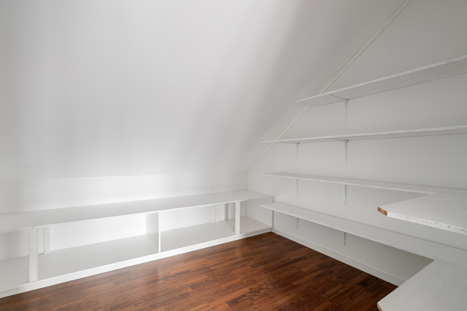 Siste rom er blitt benyttet som en større walk-in garderobe, fungerer også fint som innvendig bod.