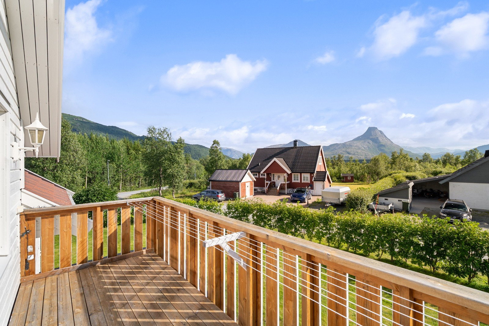 Panoramisk sørvendt utsikt fra balkong med svært god solgang.