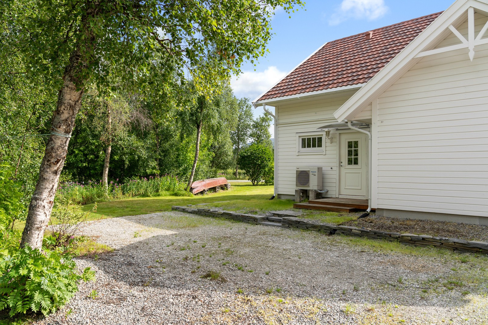 Tomta har endebeliggenhet i feltet og mye plass.