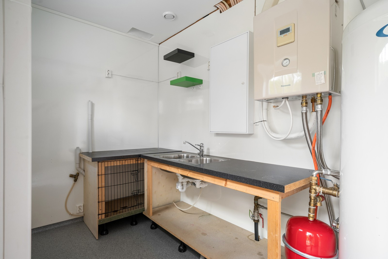 Boligen har flere tekniske installasjoner som bl.a. luft-til-vann oppvarming i hele førsteetasje og balansert ventilasjon.