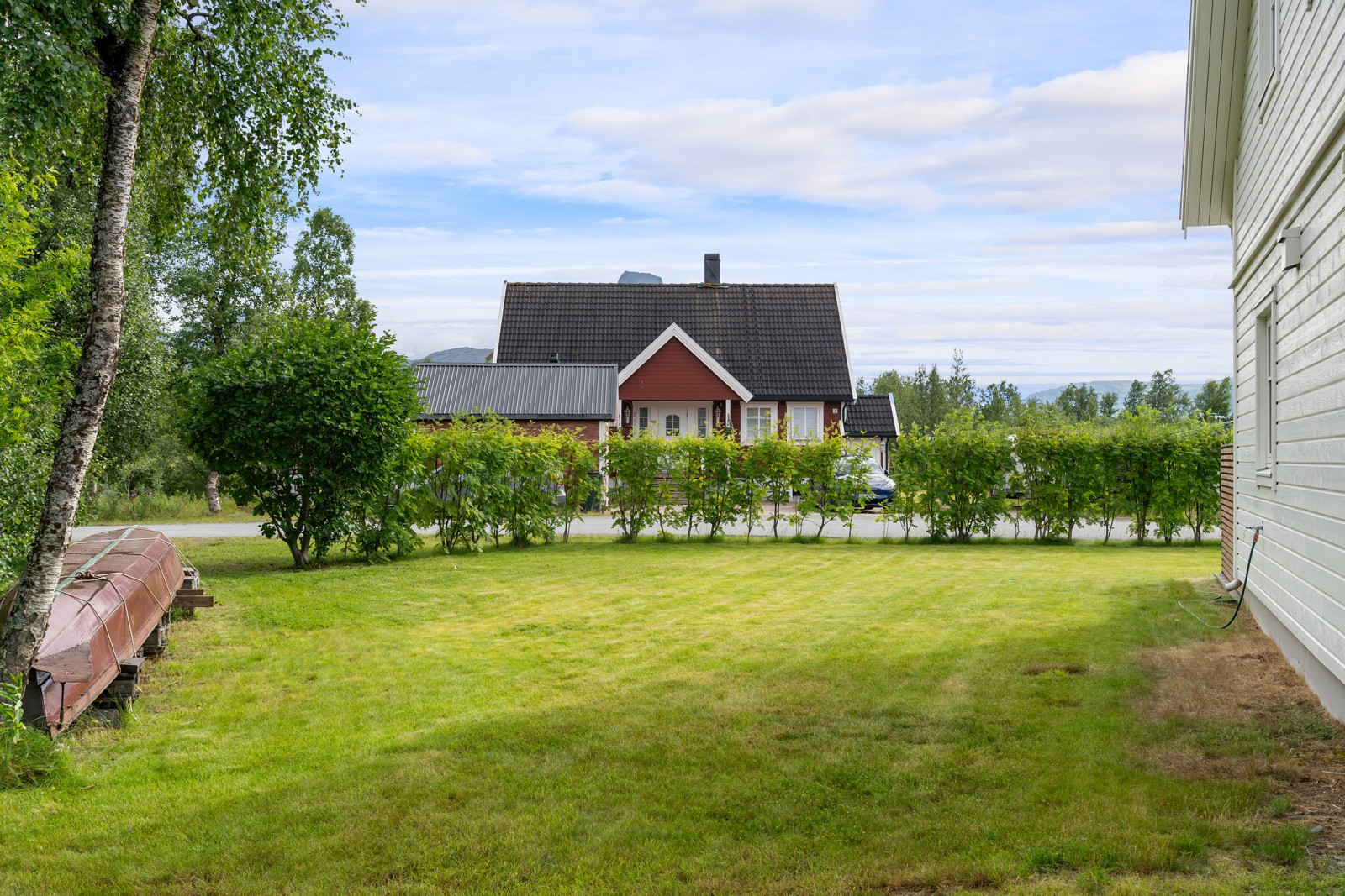 Flott plen med plass til både trampoline, fotballmål og eller ønsket utemøblement for deg eller ungene.