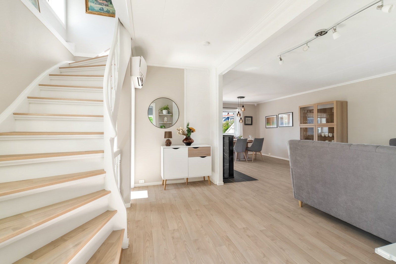 Stuen oppleves som lys og innbydende med god plass for sofa og spisebord Galleribilde