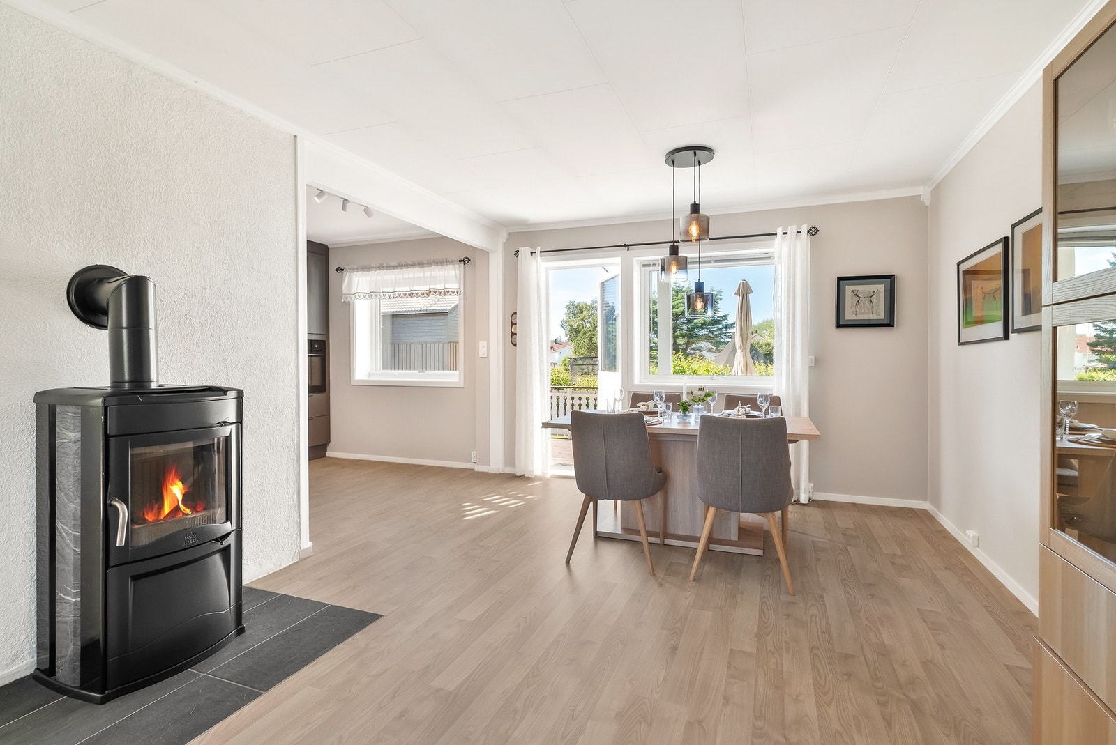 Stuen har vedovn og varmepumpe som varmer enkelt opp boligen Galleribilde