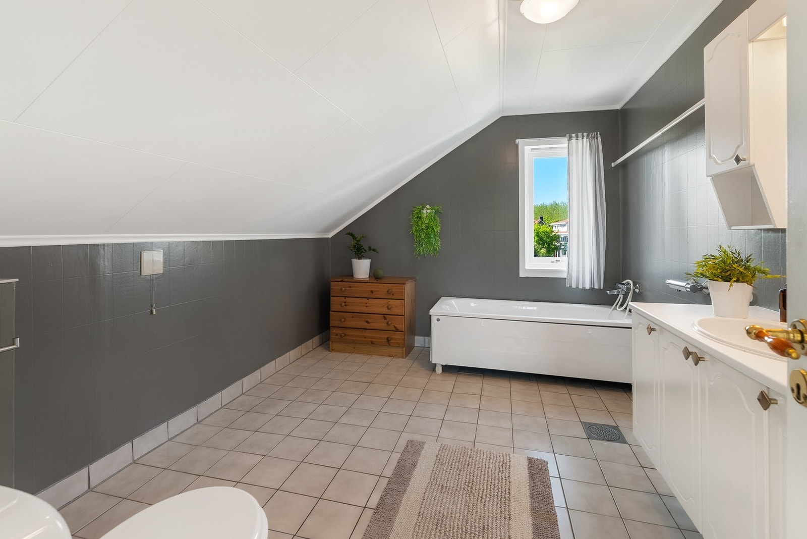 Badet på loftet er av god størrelse, men av eldre årgang. Galleribilde