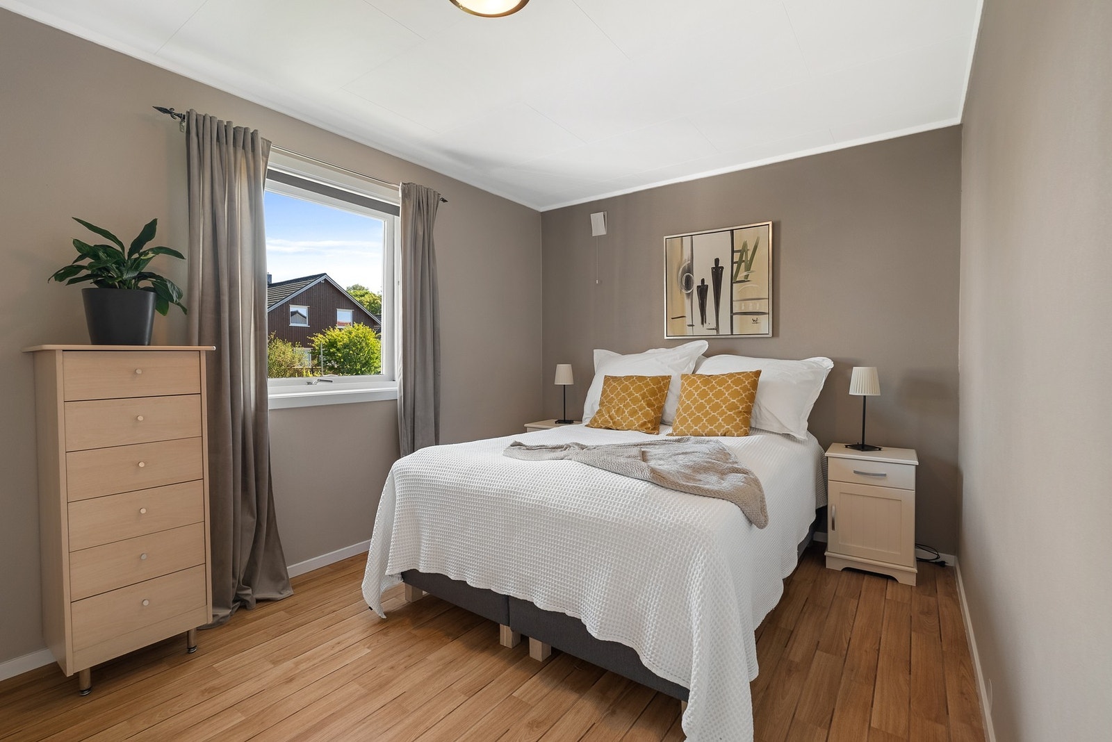 Soverom i 1. etasje er av god størrelse med god plass for dobbeltseng. Her er det også romslig skyvedørsgarderobe Galleribilde