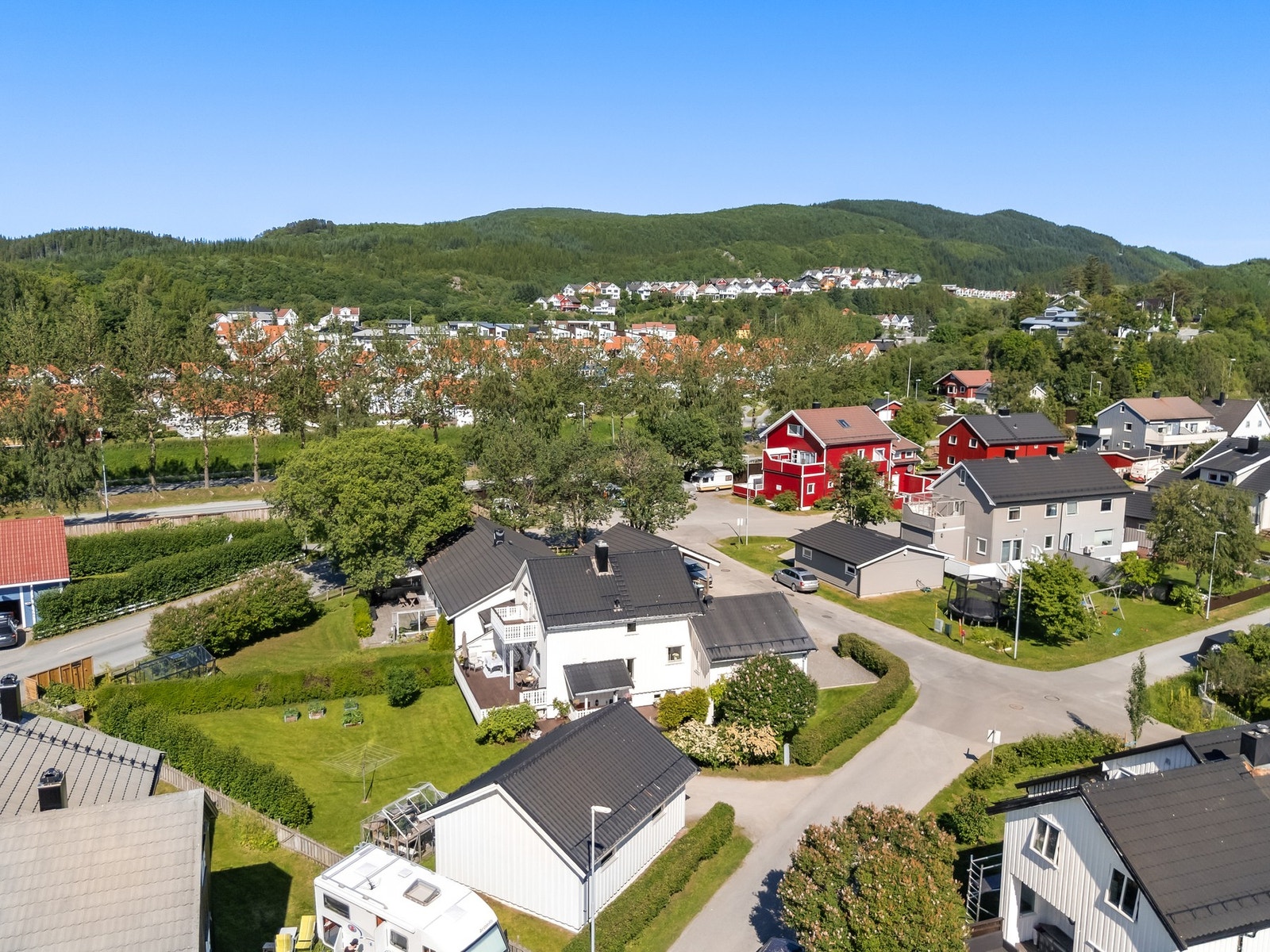 Velkommen til Jensvollveien 2 B, en tiltalende enebolig med pent opparbeidet hage i et attraktivt og veletablert boligområde. Galleribilde