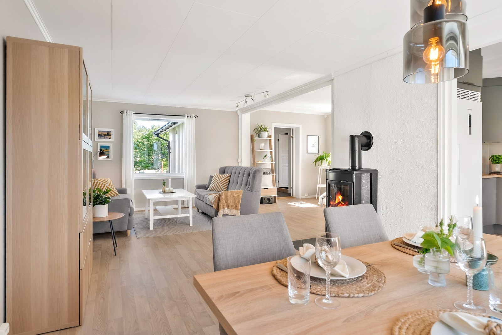 God plass til et romslig spisebord for hele familien Galleribilde