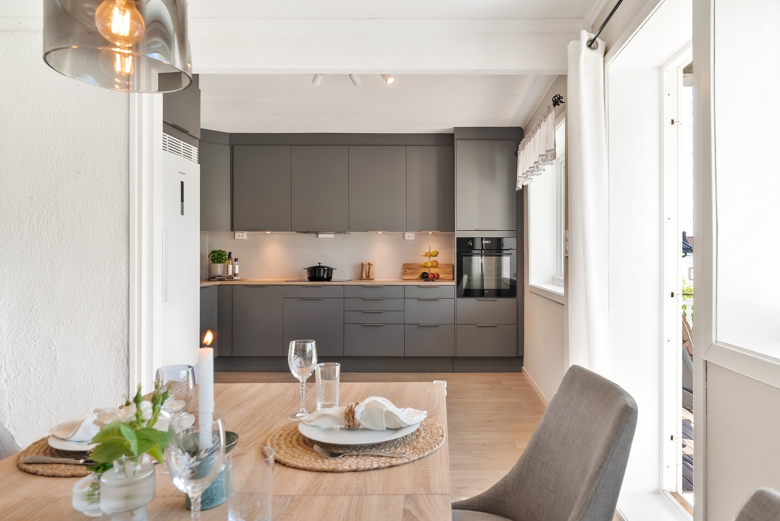 Åpen løsning mot kjøkkenet gir en romslig følelse Galleribilde