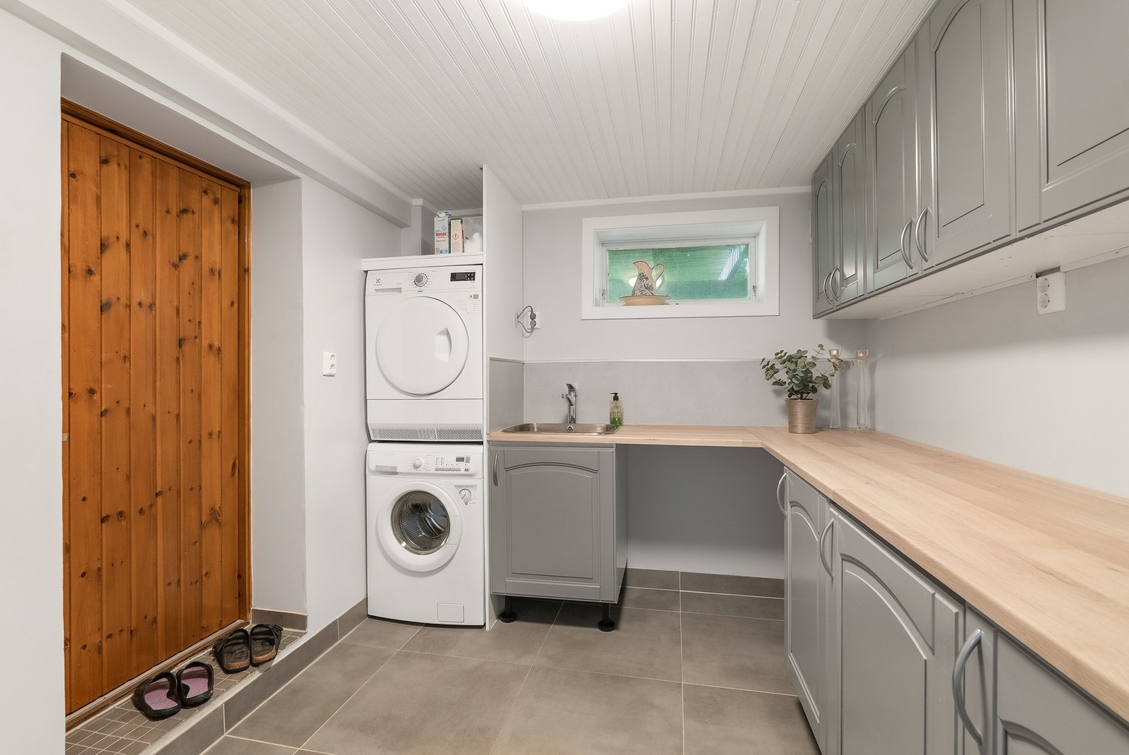 Praktisk vaskerom med dør rett ut Galleribilde