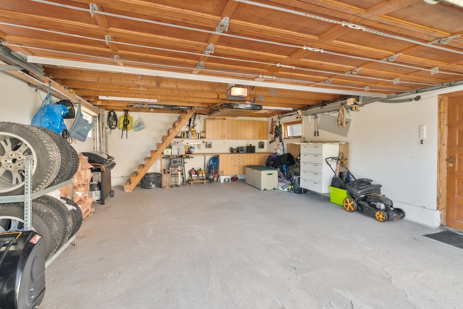 Garasjen har god plass for oppbevaring og har montert el-billader. I tillegg er det godt med lagringsplass på loft Galleribilde