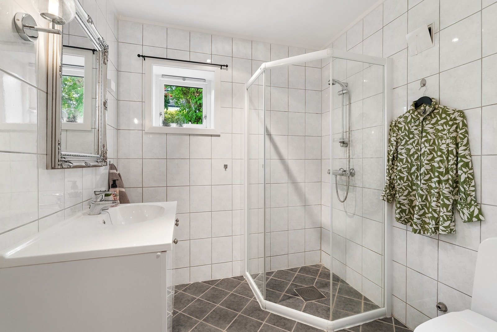 Badet i kjelleren er flislagt med varmekabler i gulv Galleribilde