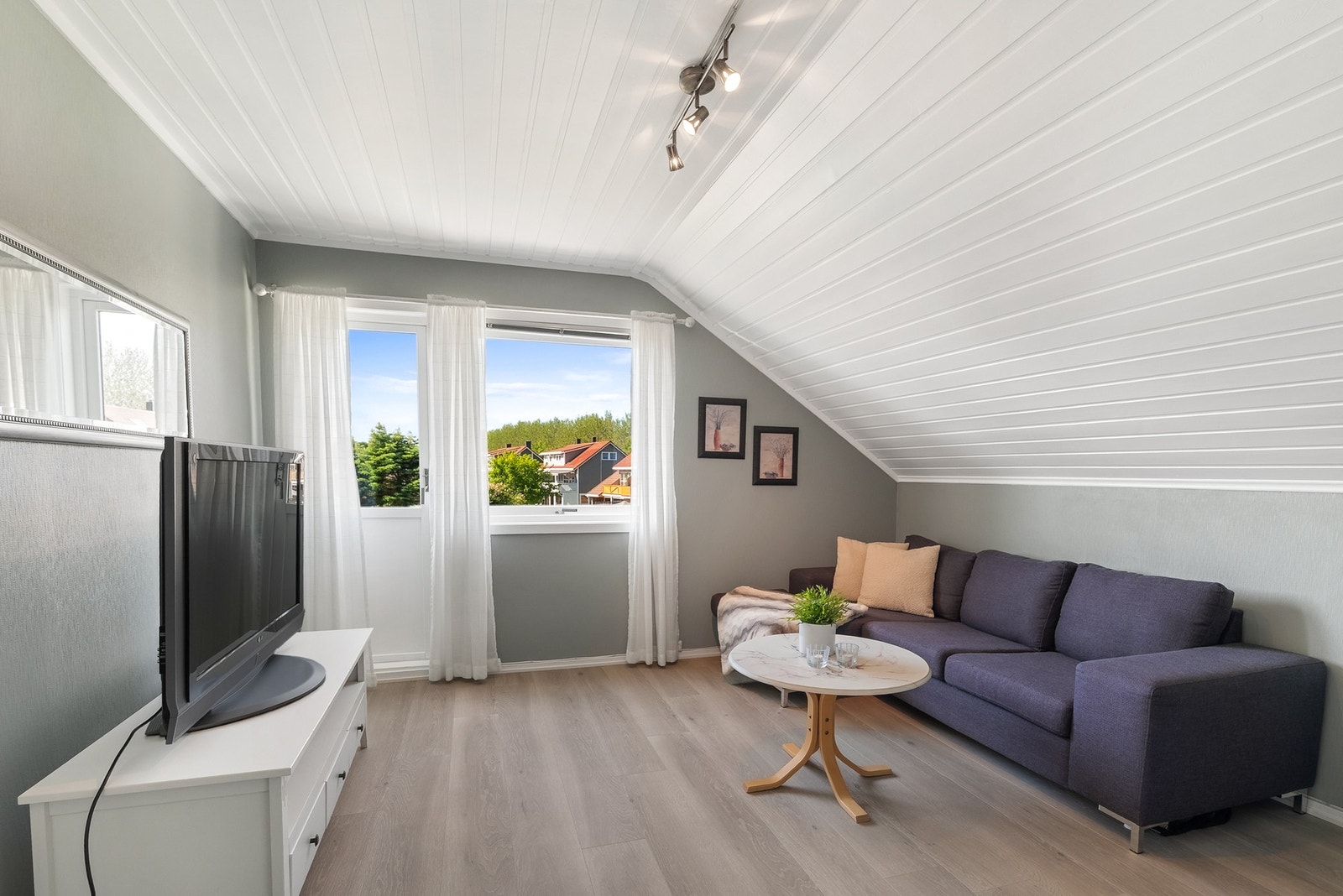 Romslig soverom på loft med utgang til balkong Galleribilde