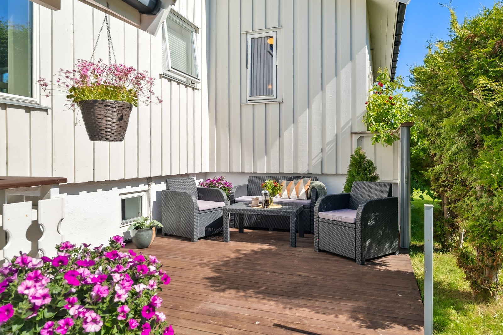 Utvendig er det flere muligheter for sittegrupper for å optimalisere solforholdene Galleribilde